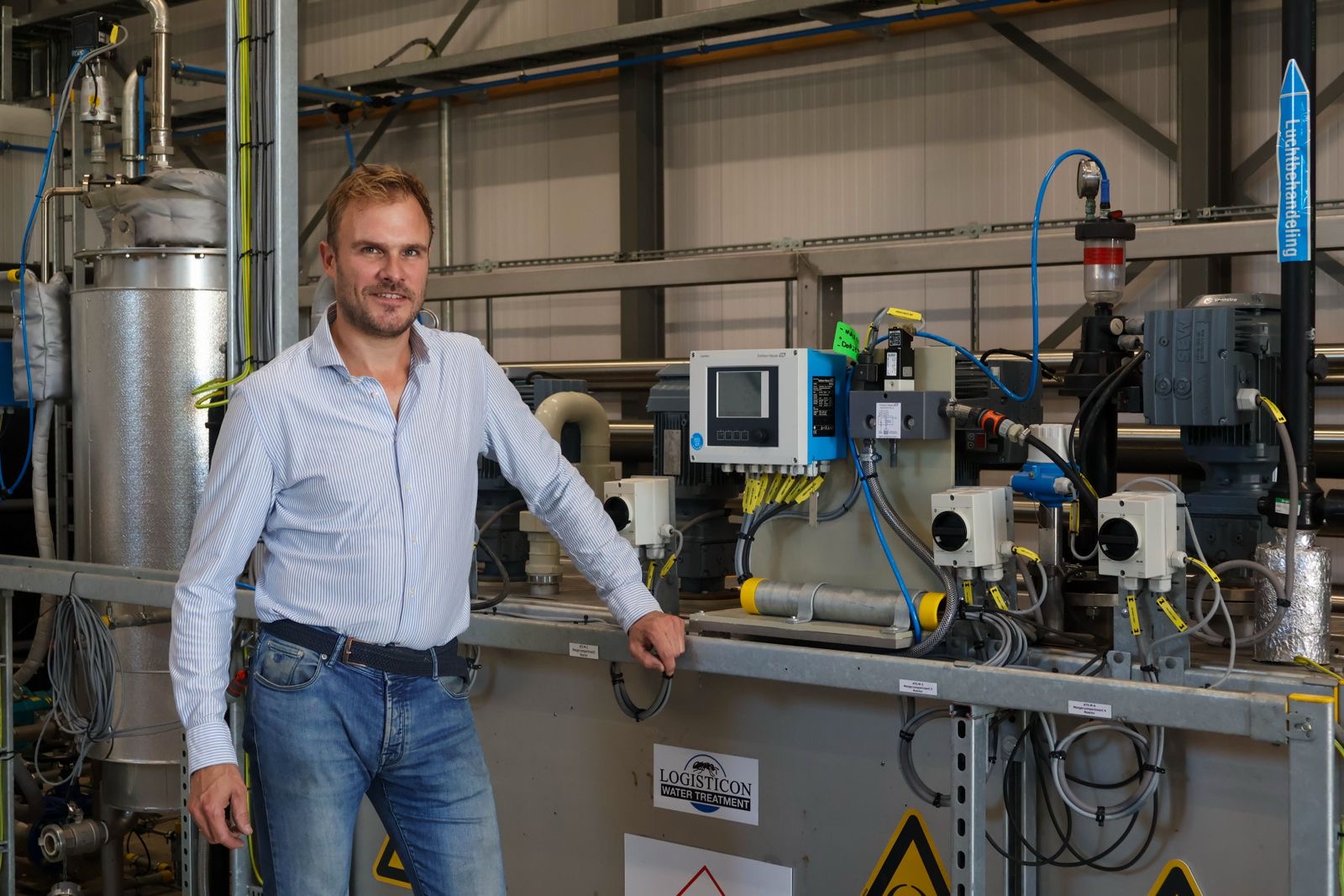 Jeroen Oostewechel naast een industriële technische installatie