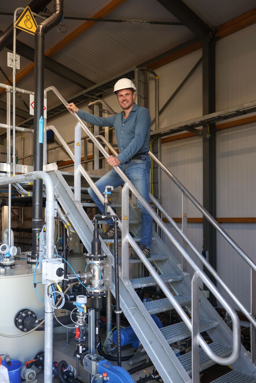 Jeroen Oostewechel in een industriële installatie