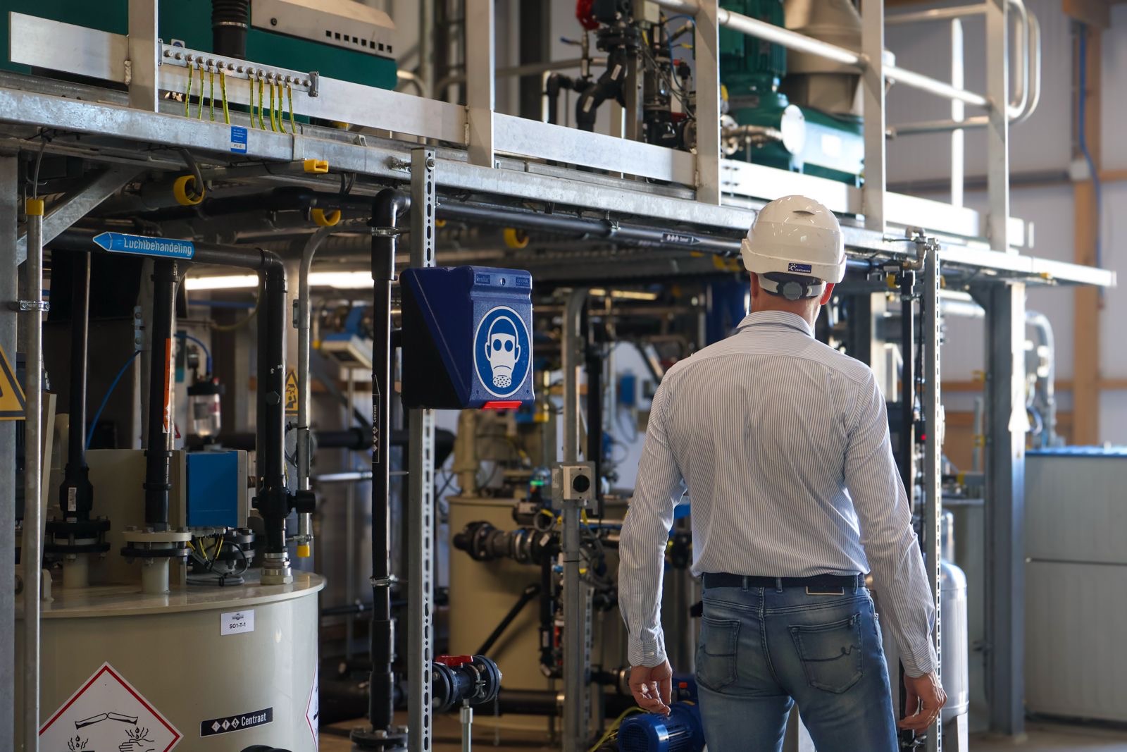 Technicus loopt door een industriële installatie tijdens technische projectrealisatie